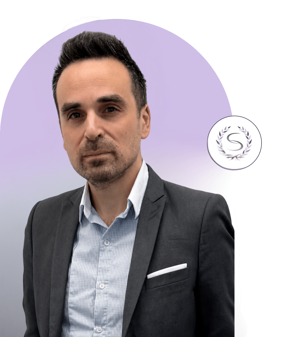 Un homme en costume se tient devant le logo « Formation en orthodontie », de couleur violette et blanche.